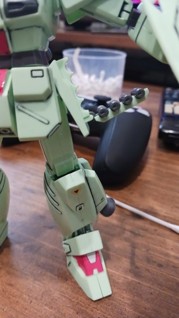 グレネード(?)のハッチが開閉します。ここのサイドスカートのパーツが折れてまいまし(´；ω；`)