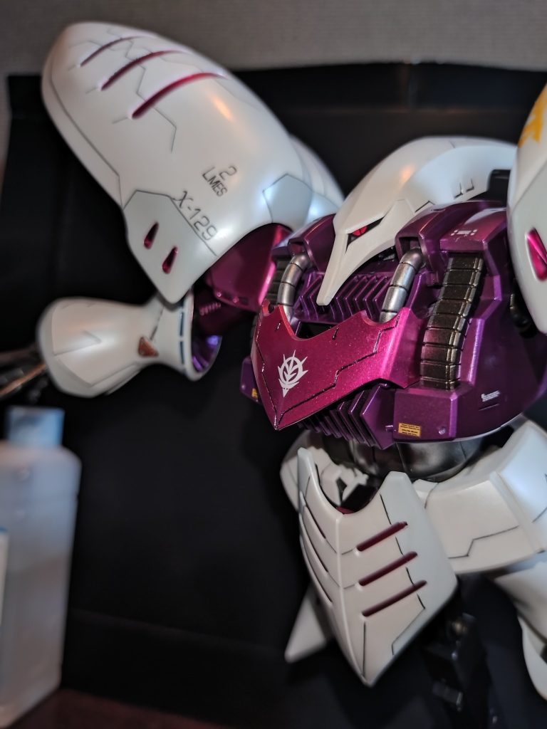 お顔をアップで！🆙今度はキュベレイマークIIをヌルテカで製作したいなぁと考えてます😁ガンプラを塗装し始めて丁度1年くらいなのでまだまだ勉強中ですが、カッコイイ作品を製作出来るように頑張ります❗️最後まで見て頂いてありがとうございました🙇