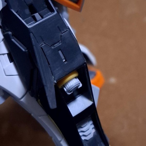 肩アーマー内部にディテール及びスラスター追加。脚部側面バーニアの既存ディテールを切り離して作り直し。（2枚目）