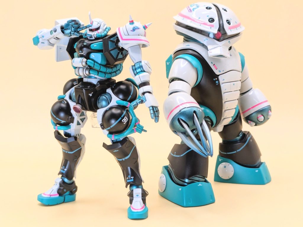 このアッガイの前に組んだザクGQと。