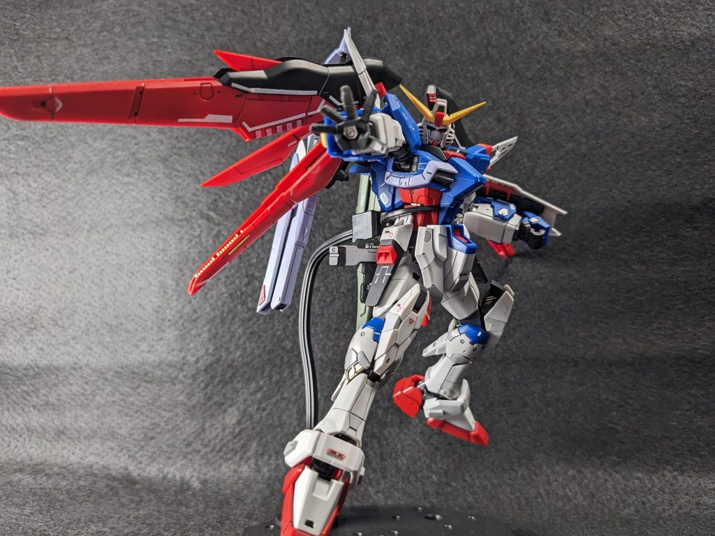 指揮官のようなポーズ取らせてみましたが、作中ではシンはそういうキャラではないですね(gundam-kao5)