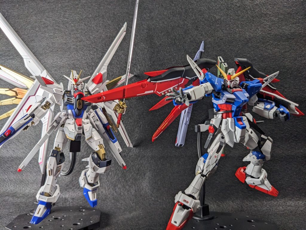 マイストとの共闘をテーマに撮影してみましたが、どうもごちゃつきます！！(gundam-kao5)2機とも羽の圧がつよいから…