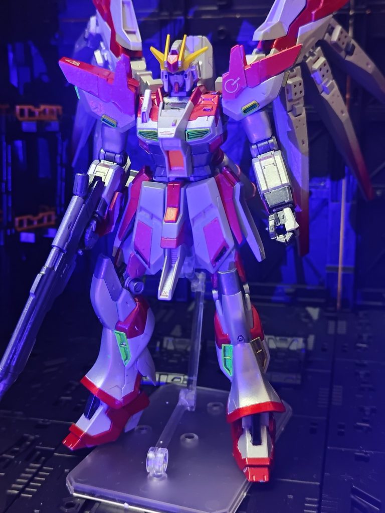 コクピット部分のみガイアノーツの蛍光レッドにクレオスのクリアーレッド。ここだけ光ります。ガイアノーツのクリアーレッドだど光はしますが、かなりボヤけます。