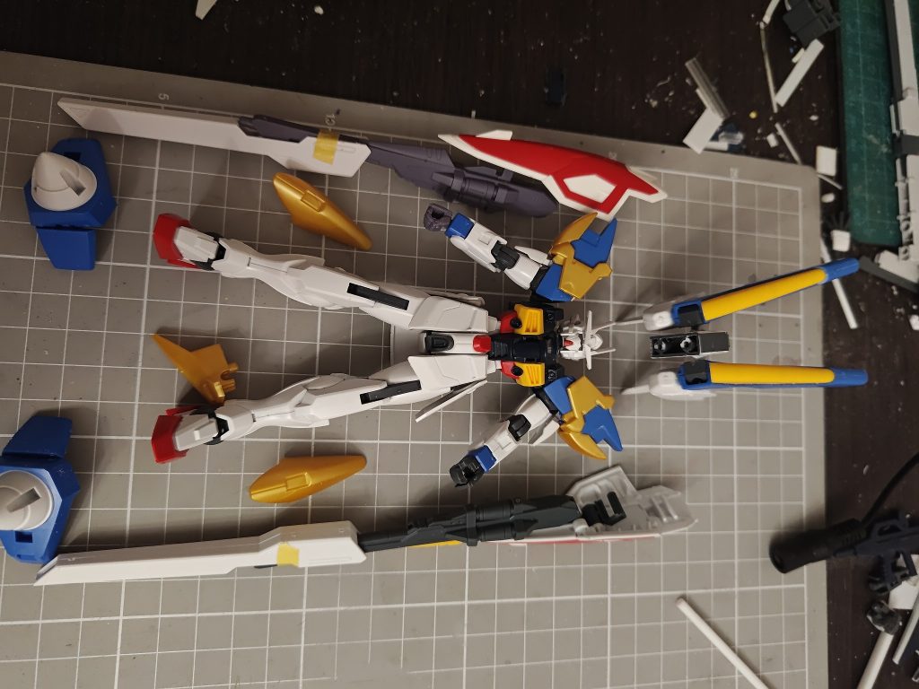 バックパックは光の翼とヘイズルの腰パーツにEGνガンダムの接続軸を接着、バスターライフルとサテライトキャノンの延伸バレルのツメ飛ばして差し込み、四肢の構造は全て鉄血より前なので無改造で差し替え。意外とお手軽改造&nbsp;