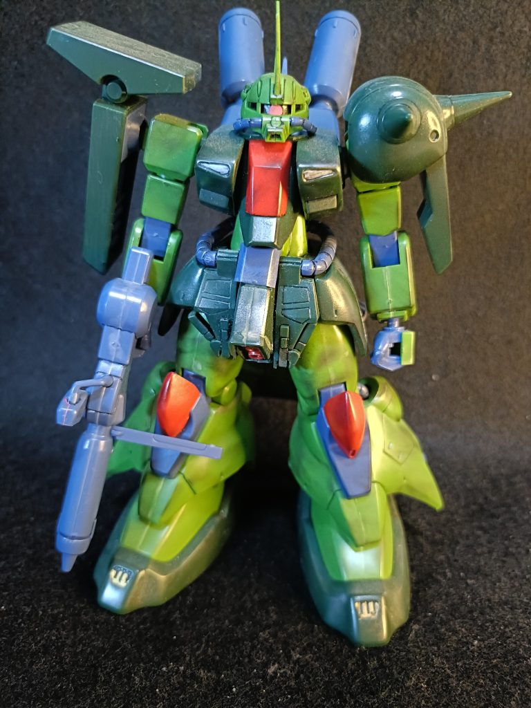 中古仕入当時。スカートアーマー前を裏返しにつけていたのに気がつかず違和感。コレ旧キットかなと疑ってしまいました。ちゃんと作ってよ〜😭全体的にスマート過ぎる印象ですね🤔