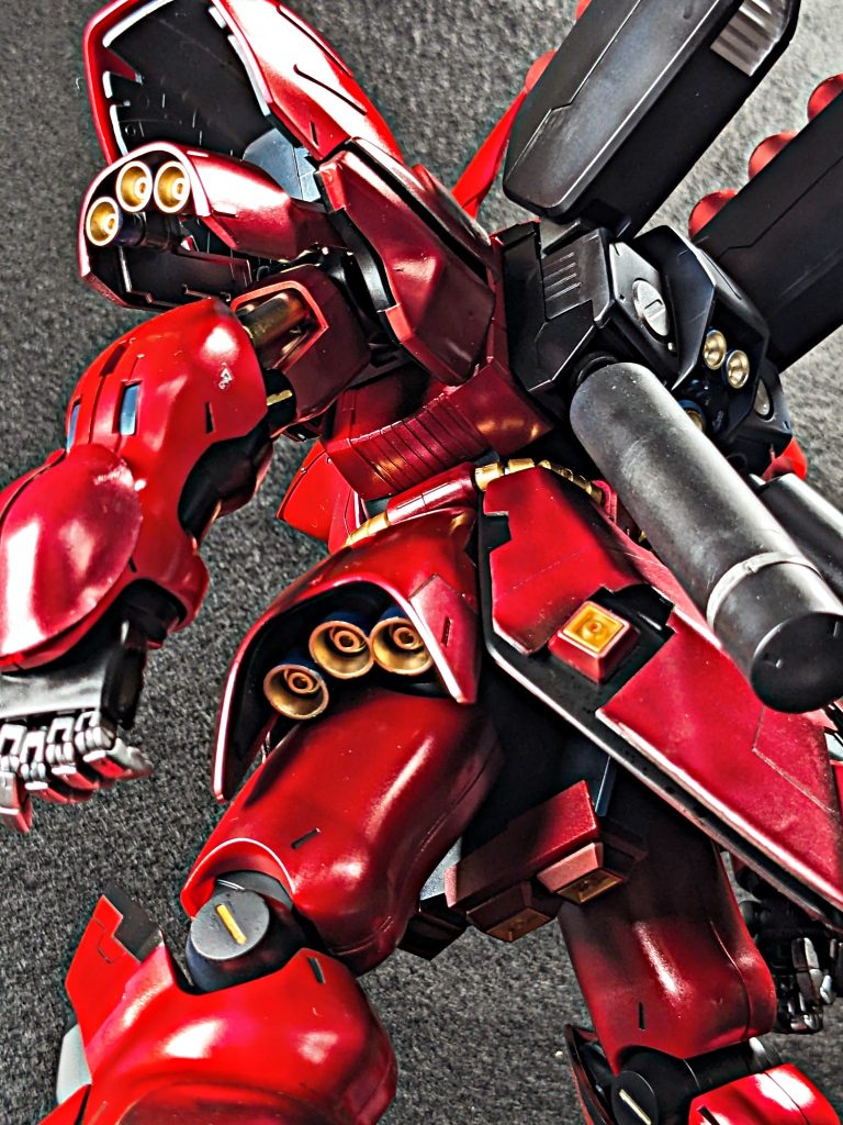 プロペラントタンクは3センチほど伸長しています。リアアーマーも、バキュームしたパーツとうまくマッチしてくれました。キットが大きいため、ポージングはあまりできませんが、このままでも迫力があります。