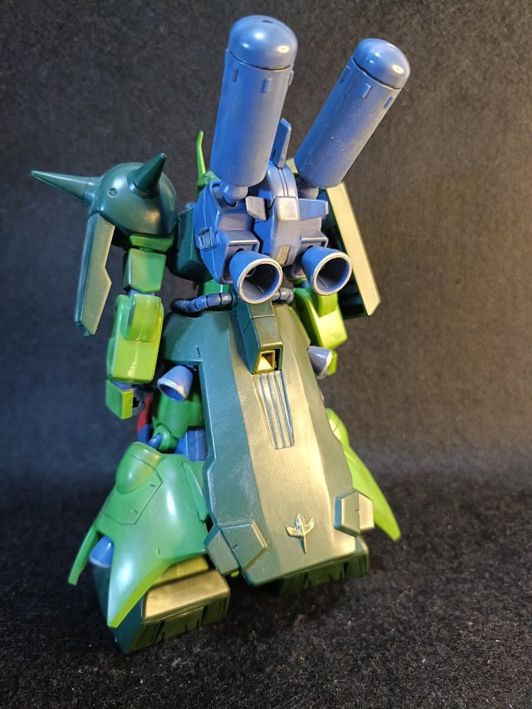 中古なのでバリバリ接着してあるけど、合わせ目処理なし。しかもこの頃のキットはモナカな合わせ目なんでかなり処理が難物でした😅