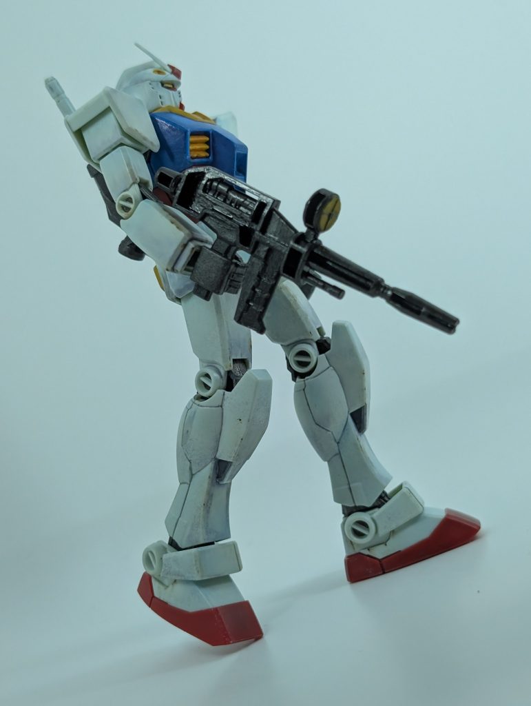ボディの青はスカイブルー調にしました。個人的に初代ガンダムの青はコチラの色具合が落ち着きます(gundam-kao6)可動範囲は昔のパーフェクトコレクション時代とそんなに変わらないかも。肉抜きビームライフル・・