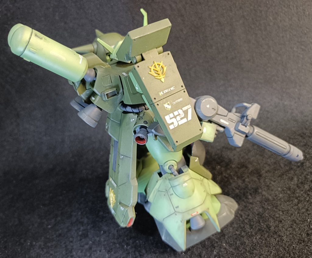 盾なんかもリベット加工して情報量増やしてます。