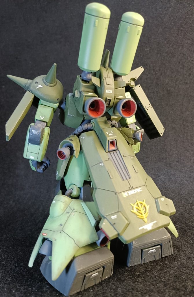 アフター。面積多めなのでスジボリ入れてデカール多めにしました。