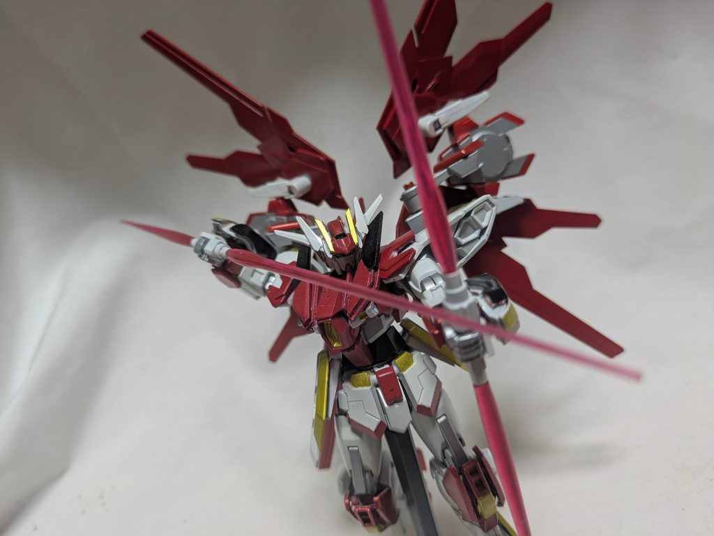 最後に基本武装のビームサーベル/ビームキャノン接続状態ではキャノン砲としての運用が彼女なビームサーベルで1本のサーベルから上下ビームが展開できます用途によっては弓矢の様に精密射撃が可能となっています。