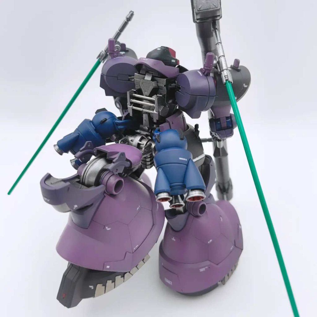 この背中、メカニック感あってかっこいい
