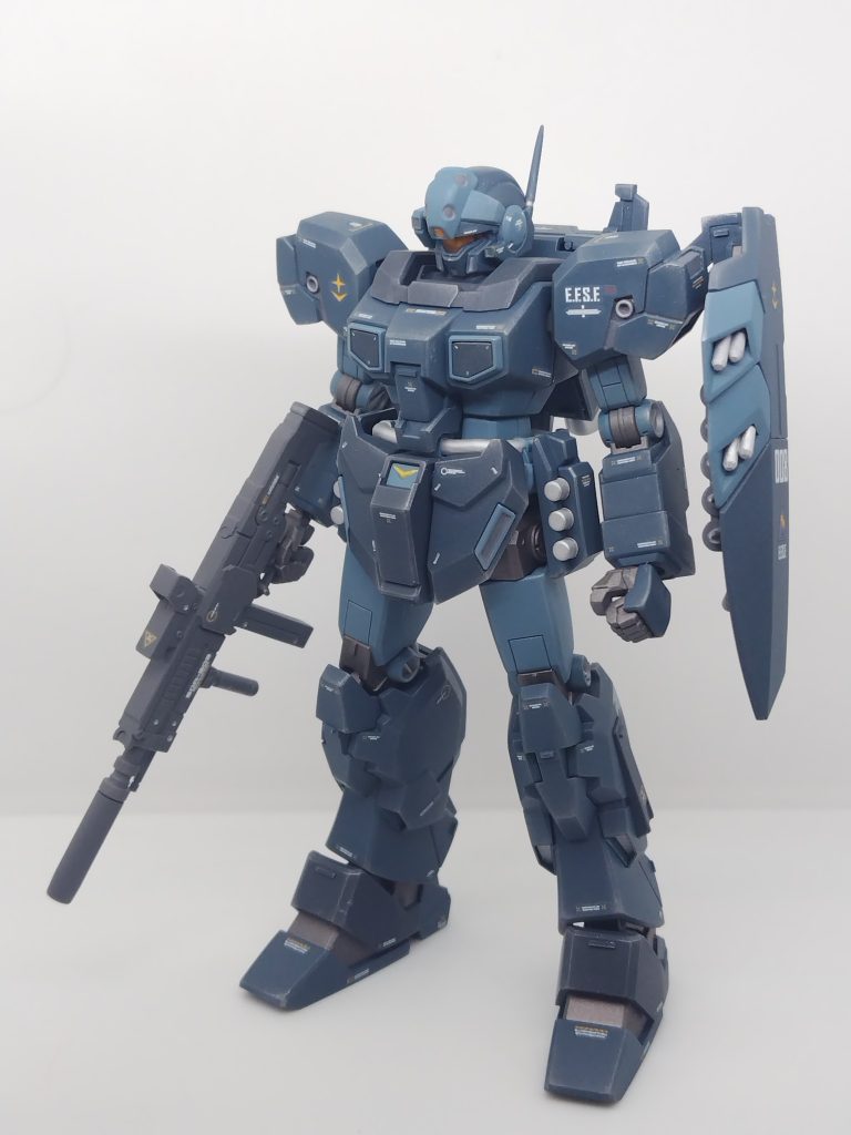 シールドのミサイルランチャーは塗り分ける覚悟ができず、別パーツ化にしました。リューターの極小ビットが大活躍しましたが、工作が下手くそで反省点多数でした。