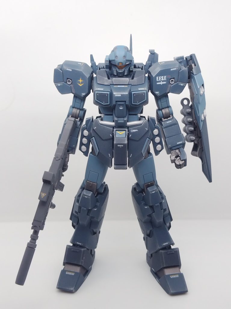 分かりづらいですが、青は3色で塗り分けてます。フレームは焼鉄色、武装はグレーにしましたが、こちらも見分けつかず。