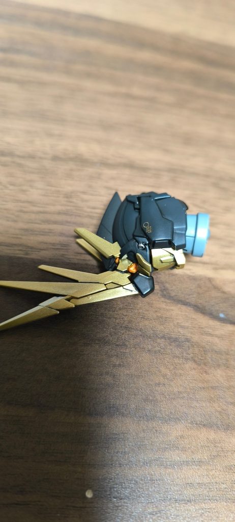 ノーマルモードだと角の付け根はオレンジが見えるんですね。光ってなければサイコフレームはグレーなので目立たないですが、模型的にはグレーに塗ったほうが良さそうです。