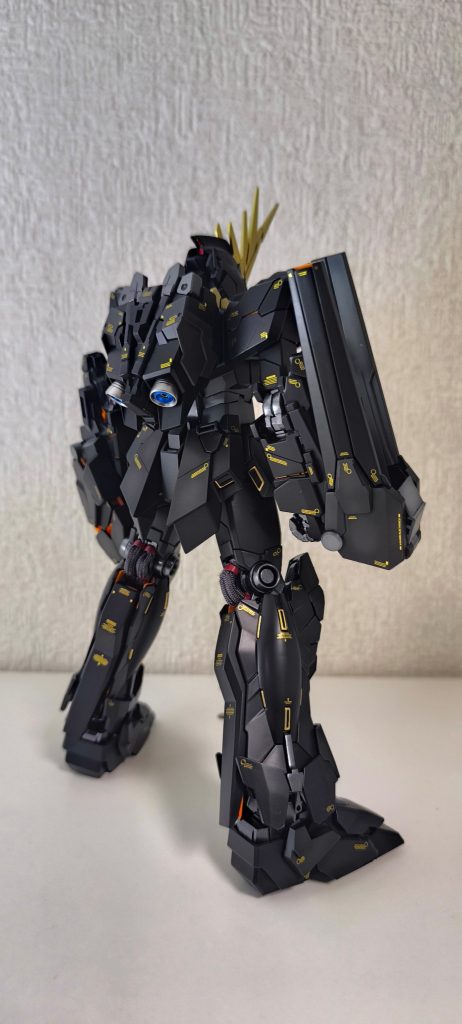 ひざ裏のパイプはプラパイプ＋メッシュホースに変更。各バーニアはキット付属のもの（シルバーで塗装）に小さな社外バーニア（青色で塗装）を入れて色分けしてみました。