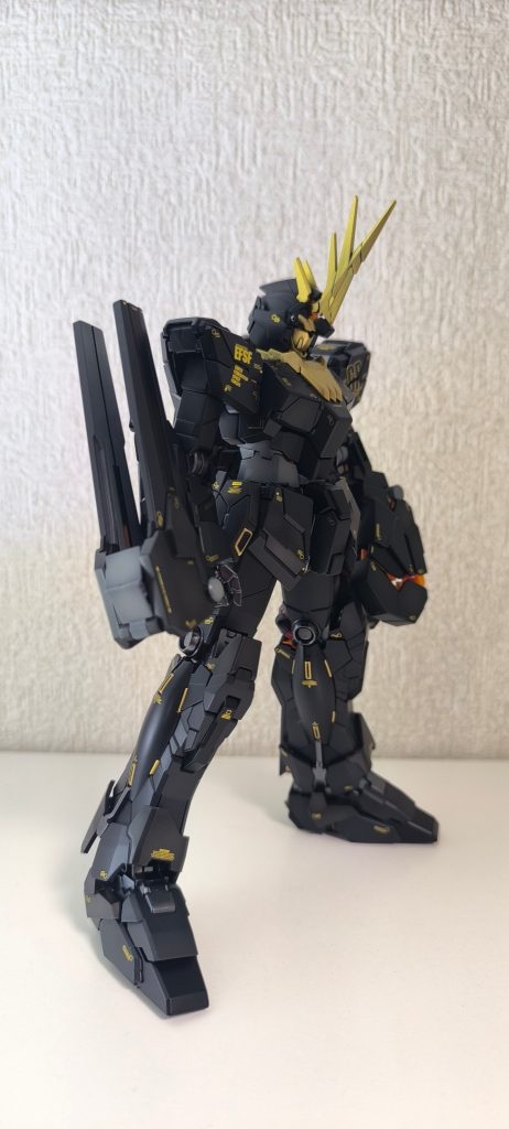 変形の都合で各装甲が割れているので、３色の黒で塗り分けたんですが艶消し吹くとよくわからないですね・・・