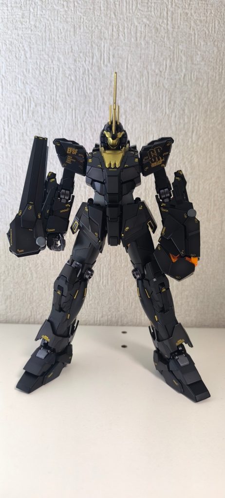 付属のドライデカールは苦手なので金色デカールを別途購入して使用しました。きれいなメッキデカールでしたが、そのままだとピカピカし過ぎだったので艶消しコートで落ちついた艶になってよかったです。