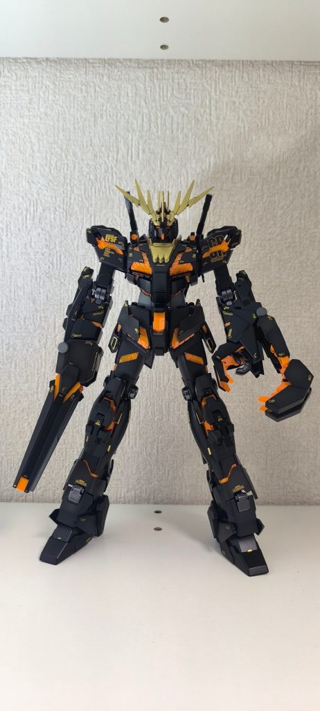 クリアパーツのサイコフレームも光を通すときれいですが、光がないと暗いだけなので蛍光オレンジ＋レッドパールで塗装。レッドパールは斜めにするとキラッと光るんですが写真だとわからないですね。
