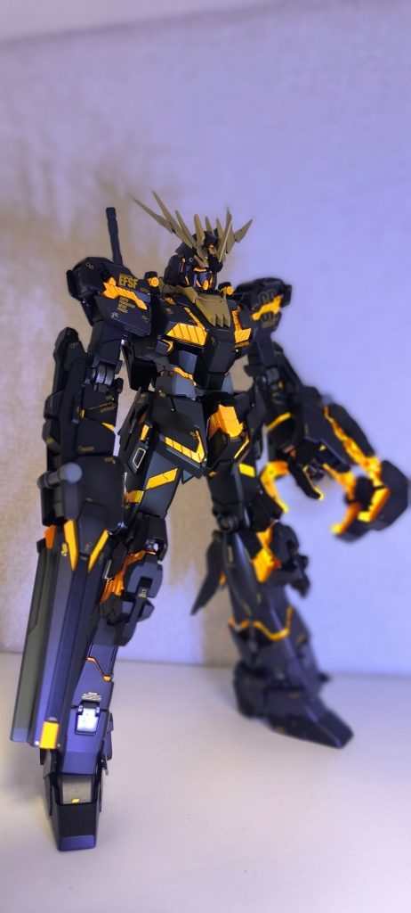 サイコフレームは蛍光オレンジなのでUVライトで光ります。