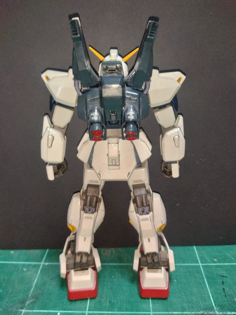 このMGマークIIは、人生で初めて作ったMGで、エアブラシ初挑戦、初のフル塗装、初めてスミ入れにも挑戦した機体です。自分がこの企画に参加するのにあたり、原点とも言えるこのマークIIが自分の中で最もふさわしい機体と考え、MGマークIIを投稿させて頂きました。