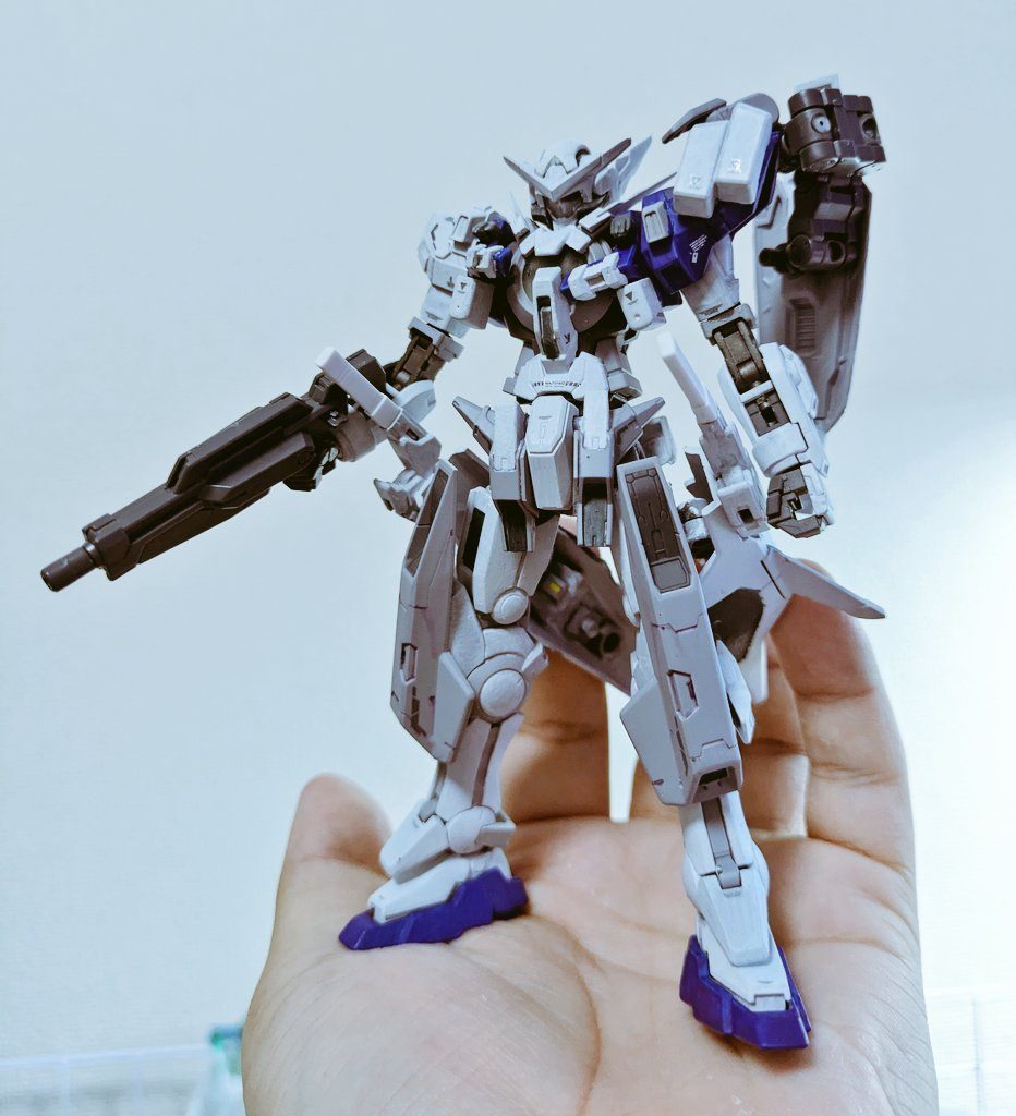 アストレアディケーのシールドはジェスタみたいに肩マウント(大好き)足は1/100キュリオスやら雪崩等で無理やり強化肩はアシンメトリーなのがポイント(左肩のなんか着いてる四角のパーツ2つがお気に入り)