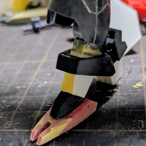 スジ彫りが、終了した。トサカをシャープにした。足首。同色の赤いラインタグで、約2ミリ延長した。超電磁ヨーヨー格納庫を可動化した。腕のディテールUP中に、ザックリ切ってしまった。ビルダーズノートにも書いたけど皆は、どうやって塗装しているだろ〜？うすめ液？シンナーが、売って無くて塗装が出来ない。（4枚目）