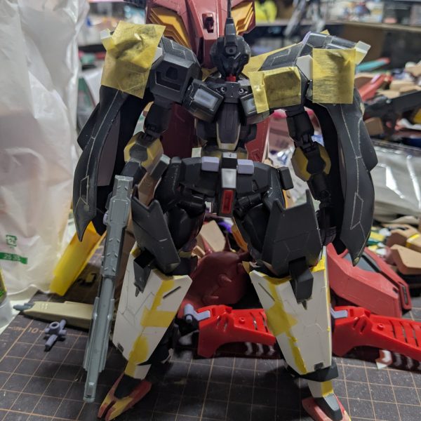 スジ彫りが、終了した。トサカをシャープにした。足首。同色の赤いラインタグで、約2ミリ延長した。超電磁ヨーヨー格納庫を可動化した。腕のディテールUP中に、ザックリ切ってしまった。ビルダーズノートにも書いたけど皆は、どうやって塗装しているだろ〜？うすめ液？シンナーが、売って無くて塗装が出来ない。（2枚目）
