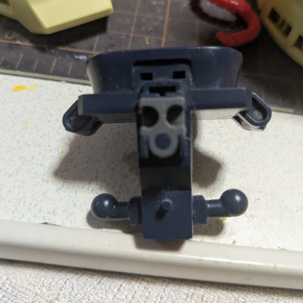 HG 1/144 カバカーリーが、後 塗装するだけになり大体終わったので(塗装出来ないし飽きたので)、2026年 6月16日(火)ホビーゾーンの購入順番決め抽選販売で、購入出来たHGUC 1/144 ジ・Oを作ろうかなぁ〜？と思った。&nbsp;積みプラ棚をフッと眺めていたら下の方に、約3年前にリサイクルショップで購入したHGUC 1/144 ジ・Oのパーツが、欠損している完成品が入った箱が目に入った。(欠損箇所は、ビームライフルとバックパックのスタビライザーとビームサーベル、足首のパイプチューブ)&nbsp;どうせならコイツを完成させ様と作業を開始。&nbsp;大体、合わせ目消し等やってあったみたいで、欠損箇所を自作する事とディテールUP等するだけ。※欠損しているパーツを取り寄せしようと思っても在庫が、全然無く仕方が無くプラ板で自作することになる。&nbsp;&nbsp;&nbsp;&nbsp;&nbsp;&nbsp;&nbsp;&nbsp;首を切り離して、１ミリ延長。&nbsp;&nbsp;パーツを取り寄せしようと思っても在庫が全然無く仕方が無くプラ板で自作。同文足首延長。股軸をずらす。真鍮線による補強は無し。接着力と接着面積が、あれば瞬間接着剤の耐衝撃だけで十分に大丈夫。ノーマル状態。スタイルがイマイチかなぁ〜？と思い改修して行く。お腹と脚を延長。全体的に(頭から脚まで)約１.5センチ延長した。フロントアーマーを少し延長したいかなぁ〜？&nbsp;1部スジ彫りも始まった。最近はビルダーズノートに、製作記録をメインに更新している。&nbsp;&nbsp;&nbsp;&nbsp;&nbsp;&nbsp;&nbsp;&nbsp;（4枚目）