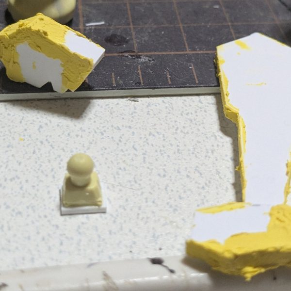 HG 1/144 カバカーリーが、後 塗装するだけになり大体終わったので(塗装出来ないし飽きたので)、2026年 6月16日(火)ホビーゾーンの購入順番決め抽選販売で、購入出来たHGUC 1/144 ジ・Oを作ろうかなぁ〜？と思った。&nbsp;積みプラ棚をフッと眺めていたら下の方に、約3年前にリサイクルショップで購入したHGUC 1/144 ジ・Oのパーツが、欠損している完成品が入った箱が目に入った。(欠損箇所は、ビームライフルとバックパックのスタビライザーとビームサーベル、足首のパイプチューブ)&nbsp;どうせならコイツを完成させ様と作業を開始。&nbsp;大体、合わせ目消し等やってあったみたいで、欠損箇所を自作する事とディテールUP等するだけ。※欠損しているパーツを取り寄せしようと思っても在庫が、全然無く仕方が無くプラ板で自作することになる。&nbsp;&nbsp;&nbsp;&nbsp;&nbsp;&nbsp;&nbsp;&nbsp;首を切り離して、１ミリ延長。&nbsp;&nbsp;パーツを取り寄せしようと思っても在庫が全然無く仕方が無くプラ板で自作。同文足首延長。股軸をずらす。真鍮線による補強は無し。接着力と接着面積が、あれば瞬間接着剤の耐衝撃だけで十分に大丈夫。ノーマル状態。スタイルがイマイチかなぁ〜？と思い改修して行く。お腹と脚を延長。全体的に(頭から脚まで)約１.5センチ延長した。フロントアーマーを少し延長したいかなぁ〜？&nbsp;1部スジ彫りも始まった。最近はビルダーズノートに、製作記録をメインに更新している。&nbsp;&nbsp;&nbsp;&nbsp;&nbsp;&nbsp;&nbsp;&nbsp;（2枚目）