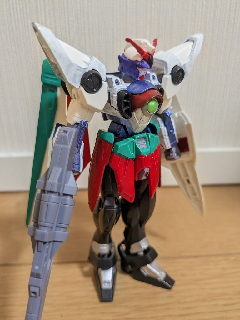 逆サイドから１枚。色レシピは以下の通りです。&nbsp;白:ガンダムニューホワイト（マーカー）赤:メタリックレッド緑:エメラルドグリーン黒:ティターンズブルー１頭の紫:パープル頭以外の紫:メタリックバイオレット（マーカー）シルバー:ガンダムシルバー（マーカー）カメラアイ:メタリックオレンジ（マーカー）&nbsp;だいぶそれっぽく寄せられたのではないかな〜という感じです！にじさんじ推しの皆様からそう思っていただけると嬉しいです！！ニューホワイトがムラありすぎてもう…お許しください（笑）