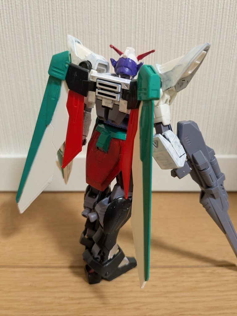 バックショットで１枚。&nbsp;赤や紫のイメージもあったのですが、イメージカラーが緑ということでしたので、羽の黄色の部分をエメラルドグリーンにして、白はと赤は成形色にしました。バックパックは白で、ウイング基部はティターンズブルー１にしてあります。頭は上半分を成形色のままにしたことで、帽子をかぶったすず菜さんのイメージに寄せられたかな〜と思います。