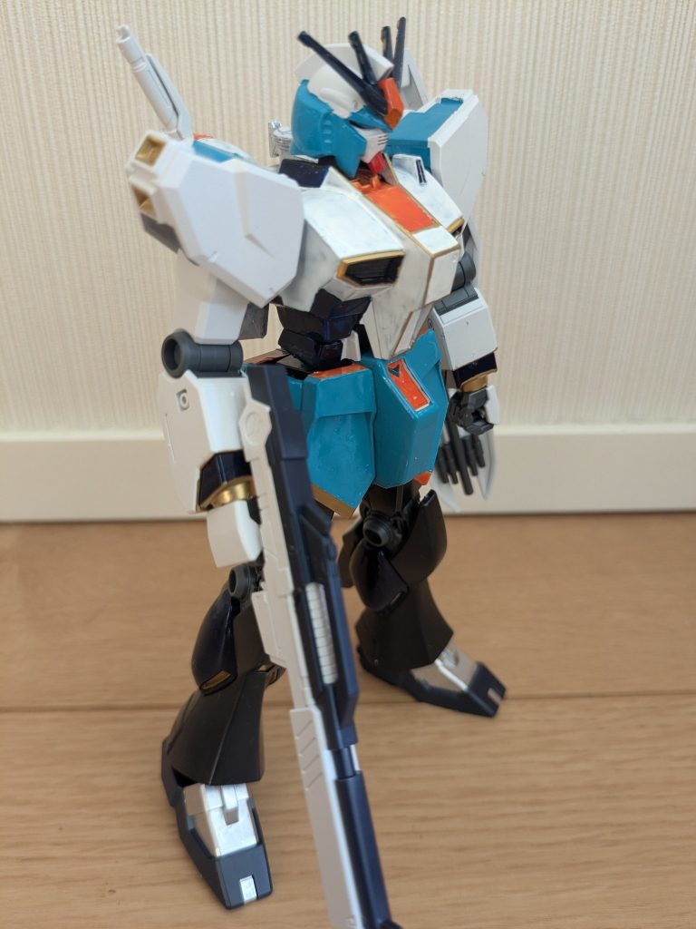 逆サイドから１枚。色レシピは次の通り。青緑:浅葱色（スカート、頭、肩）オレンジ:オレンジ（胸上部、ポイント部分）黒:ティターンズブルー１（脚）濃紺:ロイヤルブルー（アンテナ、胴回り、袖、襟）銀:ガンダムシルバー（マーカー塗装、足周り）金:ガンダムゴールド（マーカー塗装、袖、バーニア、縁取り）白:ニューホワイト（マーカー塗装、胴体、バックパック）カメラ関係:コスモメタブルー（マーカー塗装）&nbsp;あとは成形色そのままでいってます。
