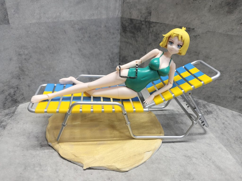 セイラさんはコトブキヤさんの「佐伯リツカ(水着)ヘアアレンジVer」からの改造です。ビーチベッド(デッキチェア)もコトブキヤさんの「創彩少女学園サマーバケーションセット」のモノを使用。形は少し違いますが、色はオリジナルの配色で塗りました