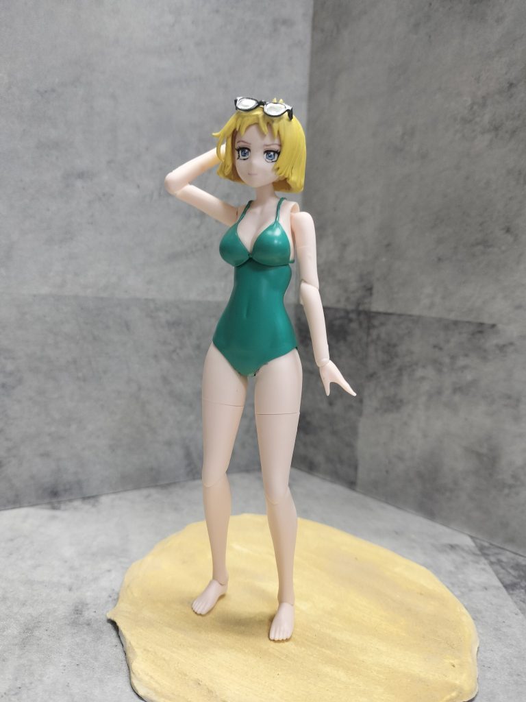 サングラスはフィギュア用で売ってたのを、黒く塗装しました