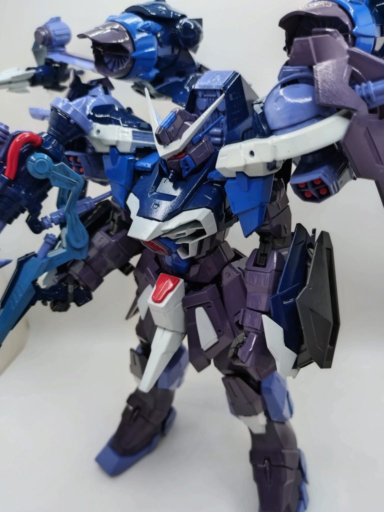 フルメカニクスで組みやすかったですが、ボリューム満天のガンダムなので、パーツ少なめの割に塗料は結構使いました。