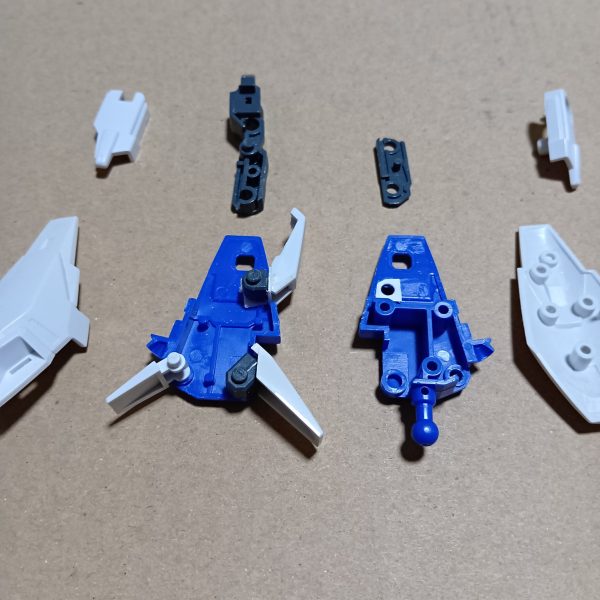 膝アーマーを可動できるようにしました。（3枚目）