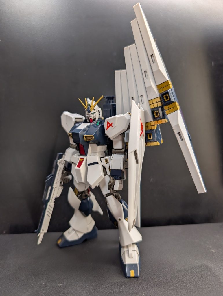 基本は成型色、バズーカの色分けにはガンダムカラーνダークブルー、黄桃色はスーパーファインゴールド、あとスーパーファインシルバーでチョコっと筆塗りです