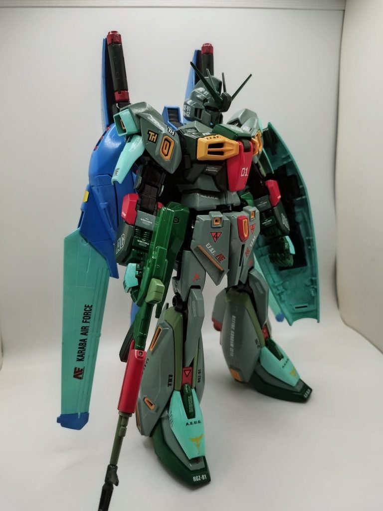 レッドは、赤いガンダムレッド。オレンジは、プロトタイプオレンジというオレンジで、ちょっとイエローに近いオレンジって感じですね〜。