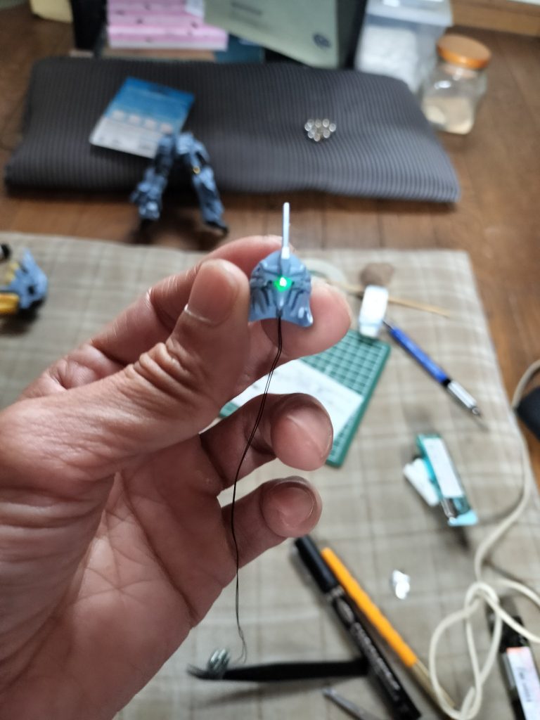 頑張ったのはモノアイ発光させる為に工作頑張ったとこ(笑)LEDの先端はアルミホイルを細かく切って巻き付けて遮光しました。