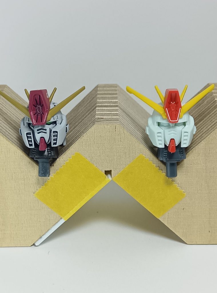 頭部はツノとハイメガキャノン砲の取り付け部を下がるように加工して取り付けハイメガキャノン砲をプラ板を貼付けて大型化目つきが悪くなる、小顔化のために顔とヘルメットの接合部を思いっきり削ってあります
