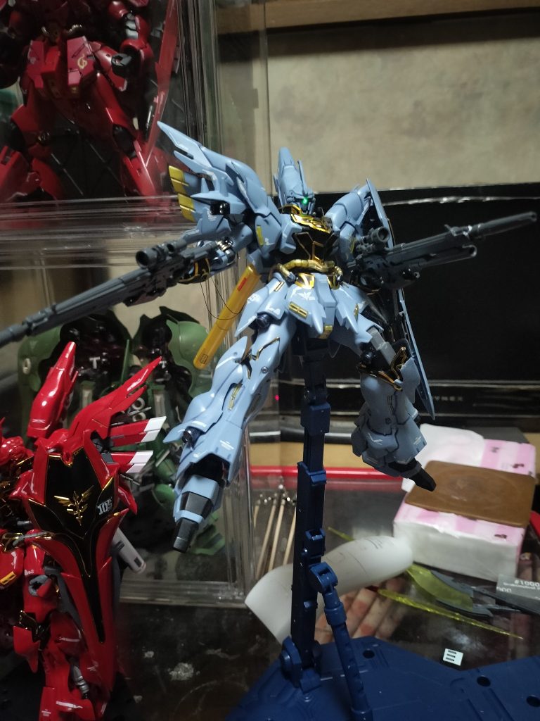 背景加工前っす(^_^;)隣にいる赤いのがRGシナンジュ、プロポーションは最高なのにロクなポーズが取れないのが残念すぎる😅それに引き換えHGシナンジュは関節も優秀なのでめっちゃカッコいいポーズ取れます、大満足(笑)