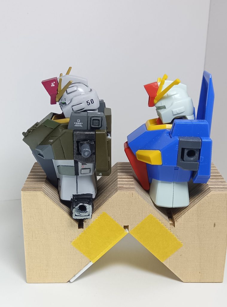 パチ組みでは胸板が薄く貧弱な感じがしたので、接合部で２ミリ幅増しコックピットハッチ上部にプラ板を貼って力強く見えるようにしました