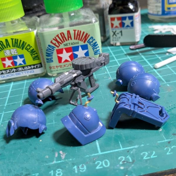 引き続き普通のモデラーになるべく仮組み放置してた軍警ザクさんなんていうイマドキキットに着手しました。合わせ目消しはきりがなさそうなので、足の付け根のタンクくらい。あとはちまちまとした加工をします。左肩の変な斜めの継ぎ目を削り取った後にちっこいプラ版で再形成。マシンガンは例のシャモジ部分をえぐって、あとはここ本当は棒状なんだろうなあってところもえぐってプラ棒に置き換えたり。左右のパトランプの土台部分は真鍮線に。なぜなら折れちゃったからです。