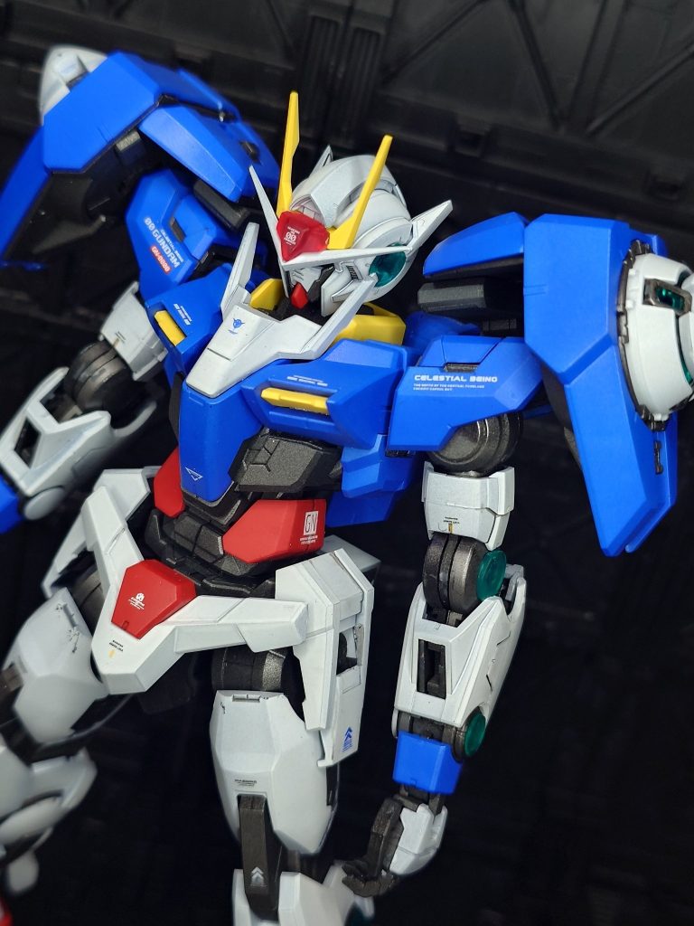 まずはダブルオーガンダム。アニメで見たときは起動も危うい未完成機みたいな印象だったんですが、キットを組んでみるとスタイリッシュさと拡張性をもった名機体でした😆このままでも十分カッコいい✨️