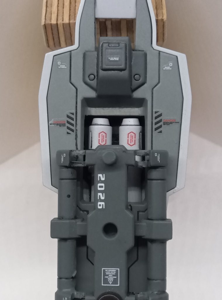 シールド裏にはビームサーベルを仕込んでありますプレゼントした年が見てすぐわかるように今年の年号をデカールで貼ってあります