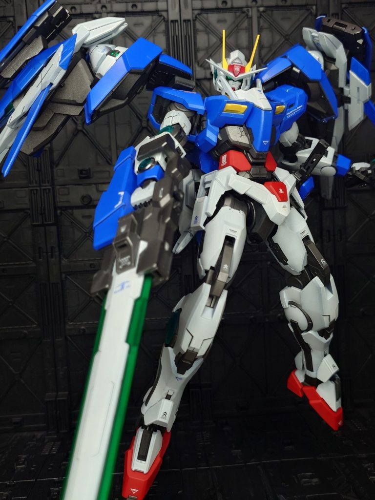 最終決戦仕様、ＧＮソードⅢ装備エクシアのＧＮソードを彷彿とさせながらもＧＮカタールの緑色が加わってとても映える😌ダブルオー系列の武装じゃ一番推しです😆