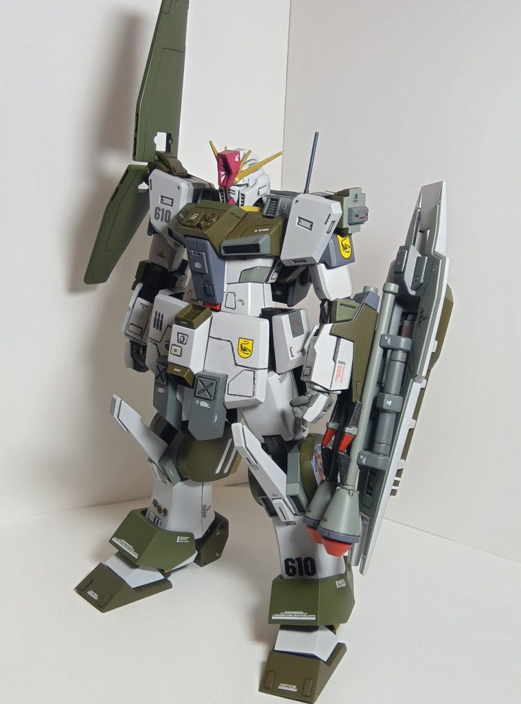 シールド裏にはシュツルムファウストが装備できます個人的に陸戦型にはシールド裏にシュツルムファウストが定番なんですよね😁今回武器にはワンポイントで赤を入れてみました