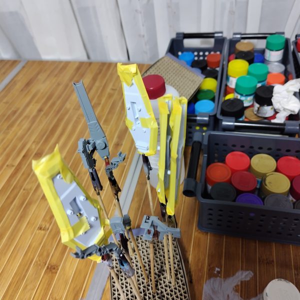 塗装はとりあえずシールドの白塗装してある部分にマスキングテープを貼ってアートナイフで切って説明書の赤色塗装して乾燥させて剥がして赤色を塗装してる所にマスキングテープ貼って下地にホワイトを塗装あります。シールドの本体は最初にホワイトを塗装してシールドの裏を説明書のグレーを塗装する予定です&nbsp;（5枚目）