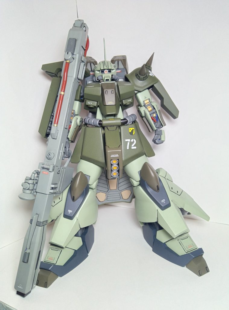 ザクⅢは結構デカいので武器もこれくらいデカいモノを持ってた方がさまになると思いドムからビームバズーカを拝借&nbsp;